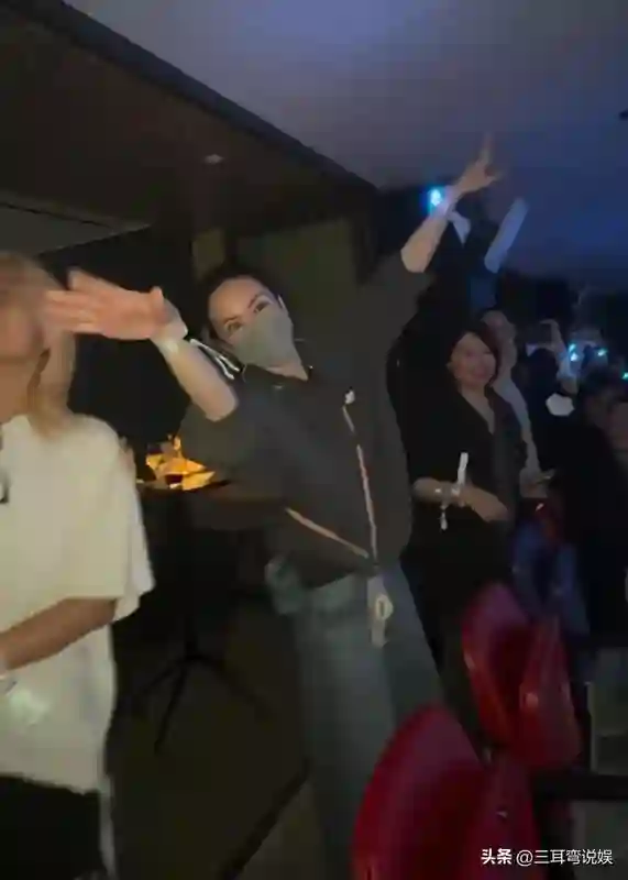 谢霆锋王菲飞日本过520，在机场一路欢声笑语不断，太甜蜜了
