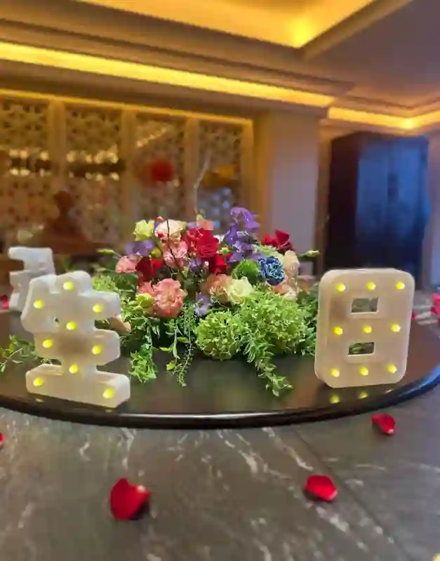 章子怡哥嫂为大女儿庆生，章爸露面头发花白，抱孙子笑得合不拢嘴