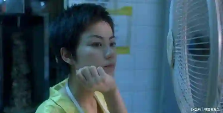 窦靖童西班牙街头被偶遇，短头发黑墨镜手串酷似王菲