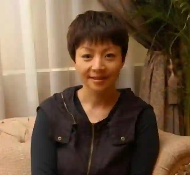 65岁宋丹丹现状：3段婚姻4个男人，面容憔悴，和那英在北京逛商场