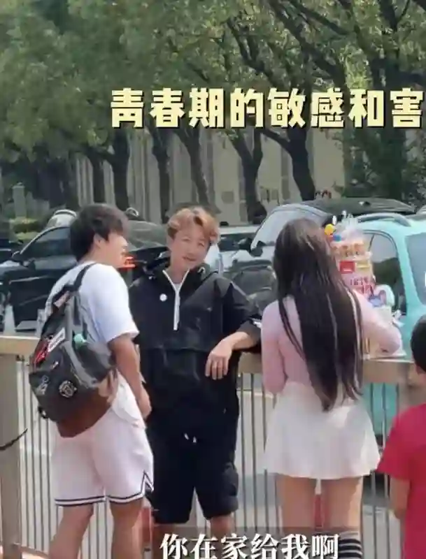 冉莹颖给仨儿子过儿童节，大儿子看到礼物冷脸走开，冉莹颖伤心哭