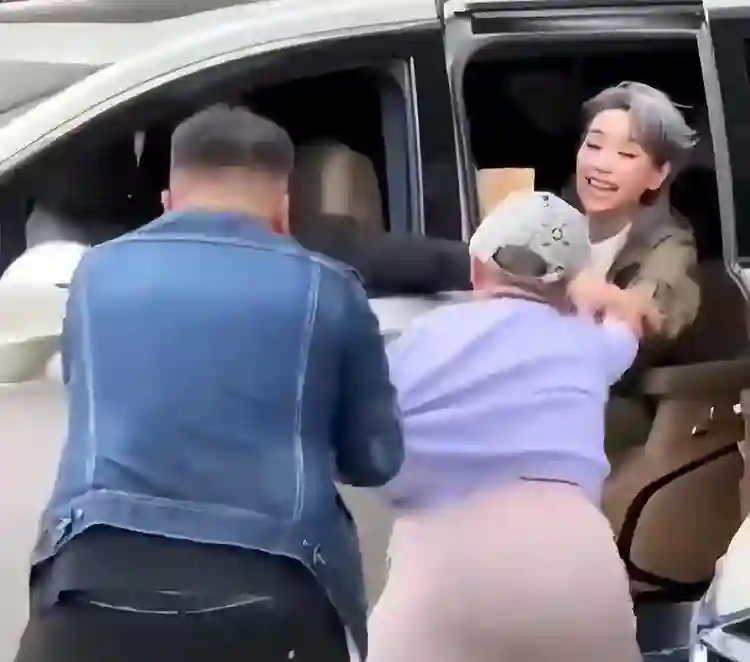 62岁叶童突发意外，遭疯狂粉丝拽下车，最新回应被网友赞高情商