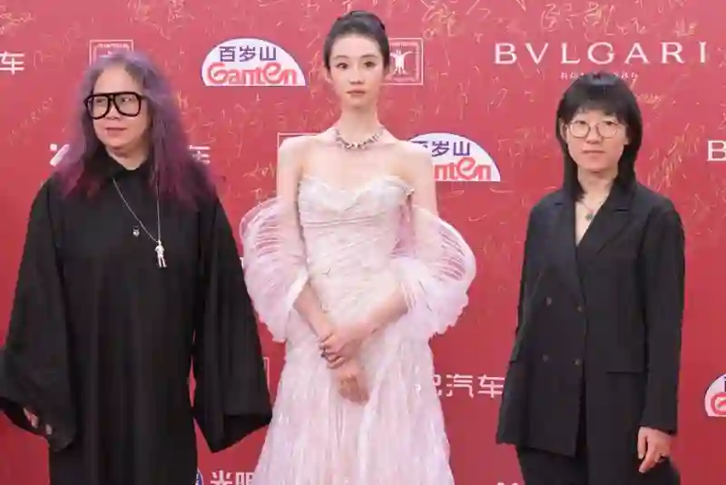 上影节闭幕式之夜，小花颜值飙升，中年明星“撑场面”！