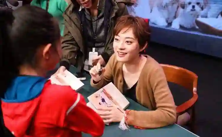 孙俪一家人移民风波后首露面，带小花上兴趣班，邓超拄拐杖抢镜
