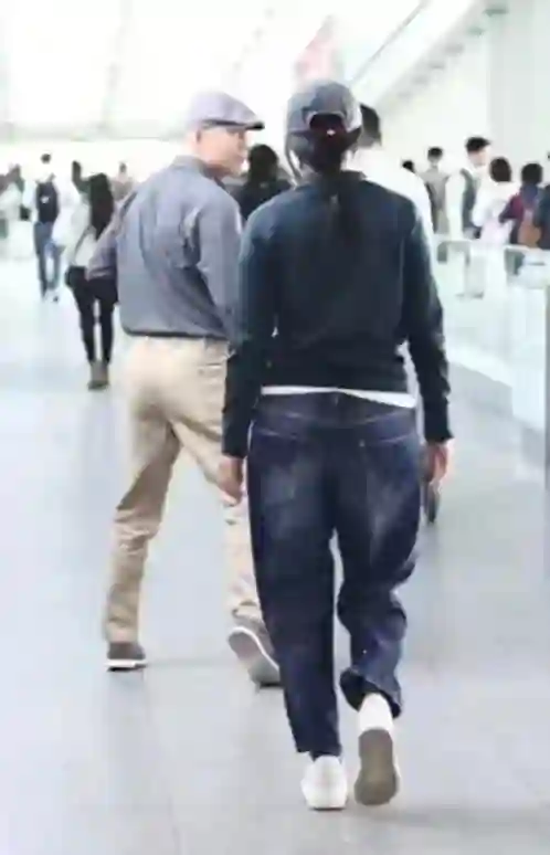57岁那英在伦敦过521，与老公孟桐手牵手约会，老夫老妻超恩爱