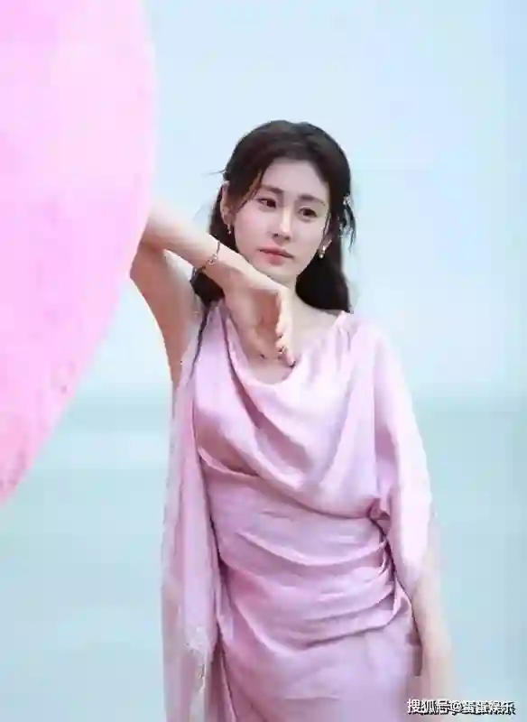 华晨宇5岁女儿曝光：小公主颜值引期待，母女看烟花画面超温馨