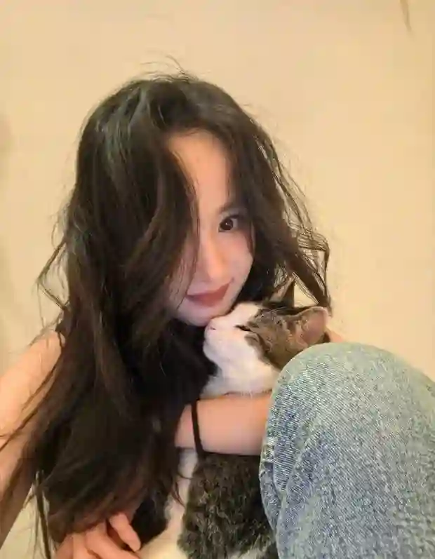 杨幂分享立夏美照，与猫咪贴贴超有爱
