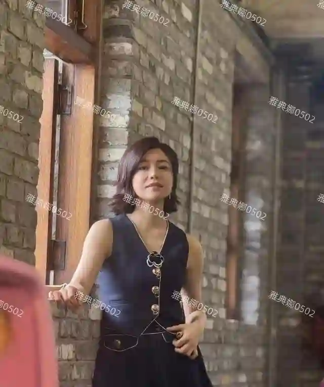 重庆偶遇陈妍希，40岁的她身材比之前略有发福，短圆的苹果脸显年轻