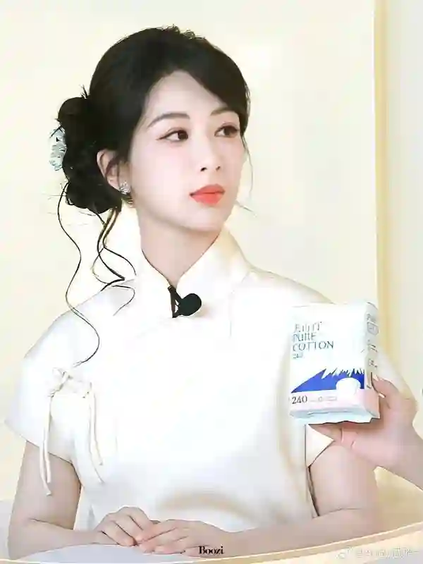杨紫又翻车了，私下路透照片脸部僵硬垮脸老态，网友直呼撞脸蔡明