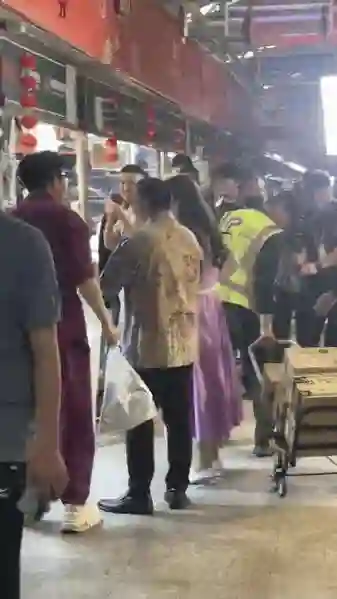 黄圣依菜市场被偶遇，离婚后容光焕发又嫩了，一身紫裙卷发好时尚
