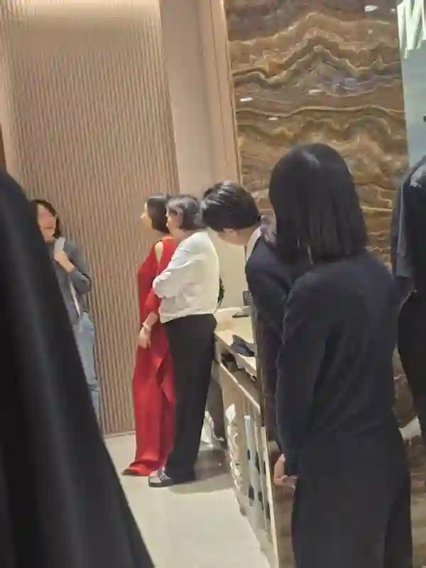 林青霞的美不衰退，香港名店晚礼服试穿，粉丝偶遇惊艳瞳孔