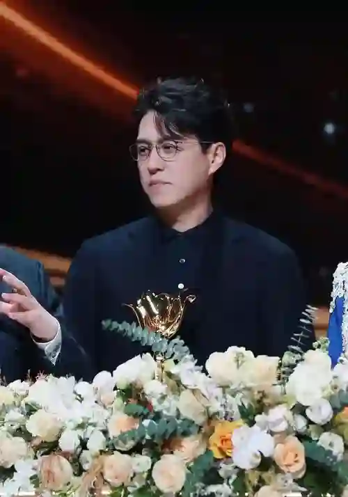 原来她就是靳东的妻子，因戏生情恩爱15年，娶一个贤妻旺三代