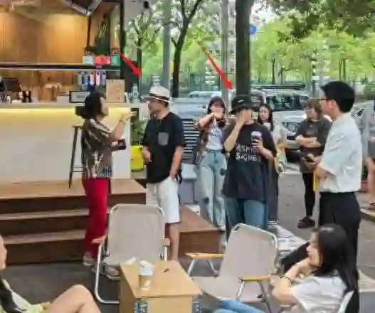 汪涵约周笔畅咖啡店叙旧，眼袋好大长了老年斑，两人坐街边像父女