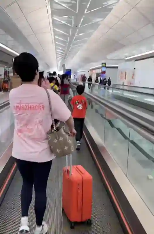 baby祖孙三人回香港，妈妈背LV好年轻，小海绵腿真长连背影都很帅