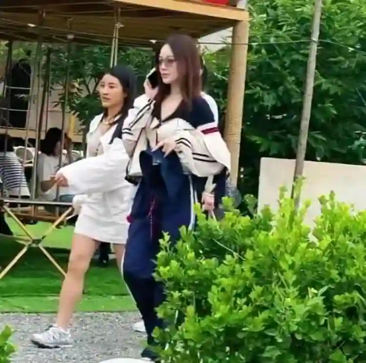 贾乃亮李小璐离婚后首合体引热议：避嫌不避责，女儿成最大赢家