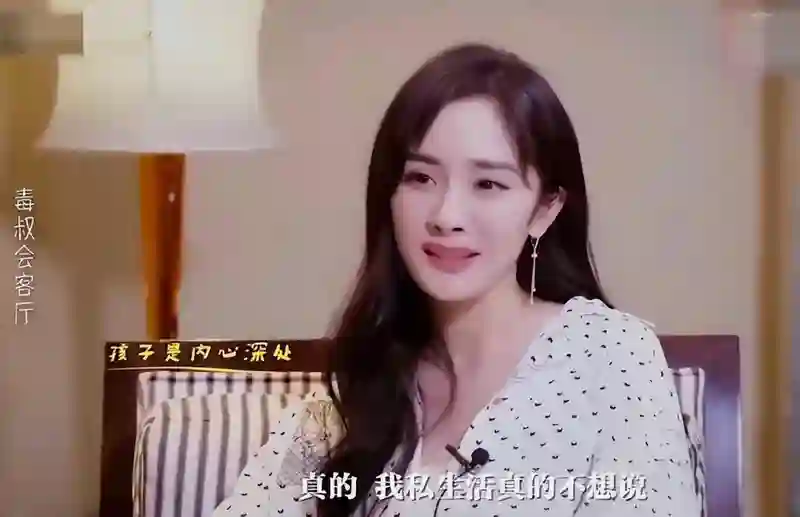 杨幂香港偶遇！小糯米身高接近1米7，温柔“宝宝”一声引关注