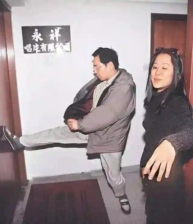 当代“韦小宝”邓兆尊，同时交往仨女友，最穷兜里就剩一亿