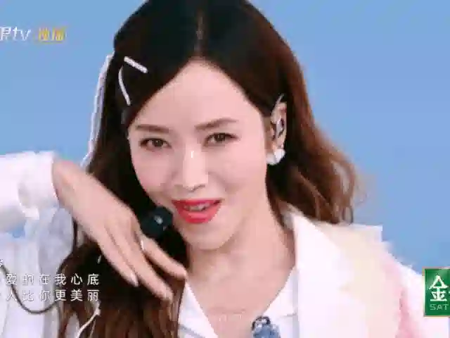 和周杰伦分手18年后，她再度翻红