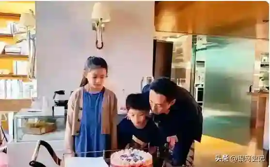 汪小菲信守承诺带娃玩，小玥儿露正脸了，太像大S，S妈又沉默了