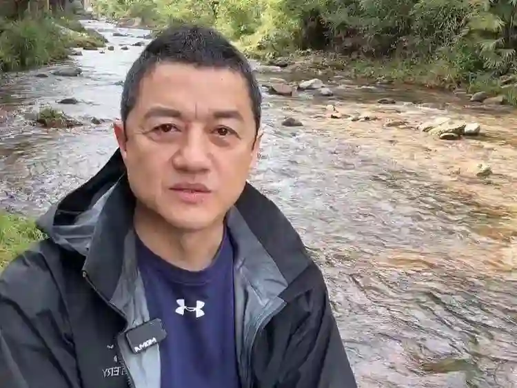 李亚鹏再度搬家，3岁女儿哭喊不要搬，大女儿李嫣北京逛高奢商场