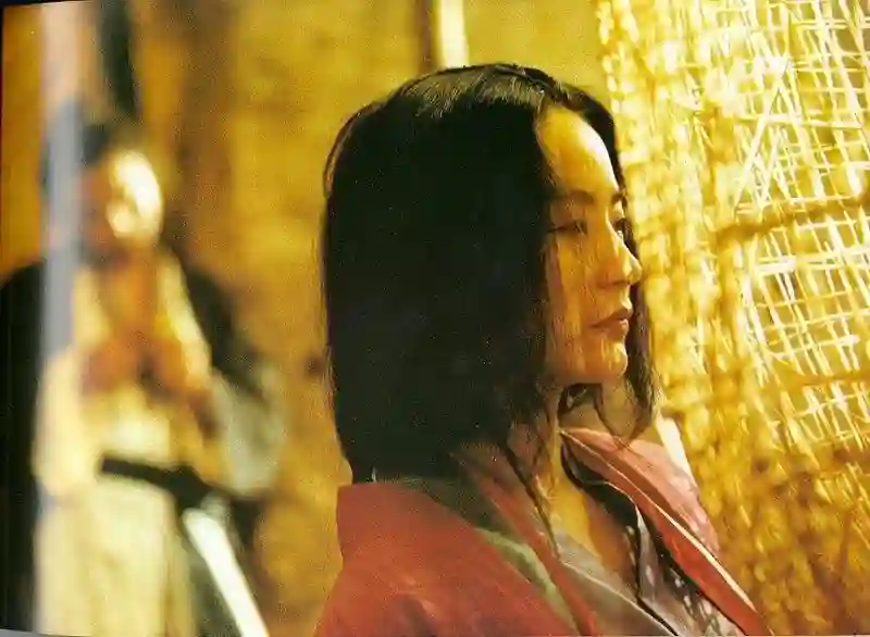 林青霞的美不衰退，香港名店晚礼服试穿，粉丝偶遇惊艳瞳孔
