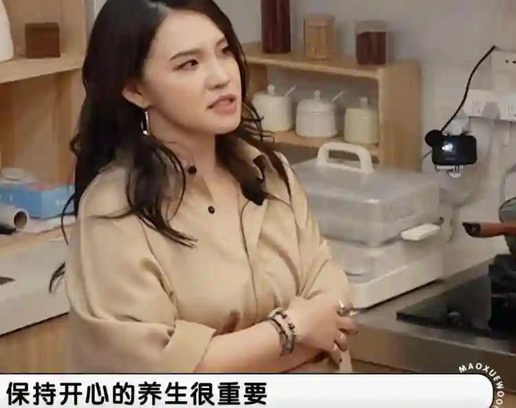 谢依霖35岁就开始老花眼，还近视125度，叹：林依晨不让我做手术