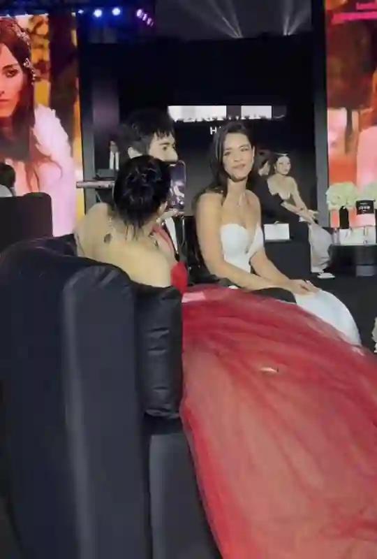 张伦硕有分寸，大女儿张敏钧在他面前穿抹胸，他只和钟丽缇对视