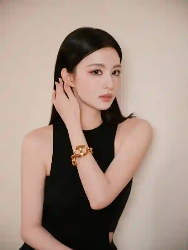 黑裙开衩显曲线！王楚然黑长直造型冷艳酷飒