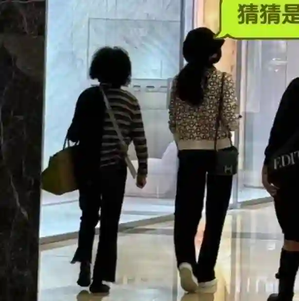 46岁章子怡摔伤后现身澳门，带妈妈购物恢复如初，妈妈也背名包
