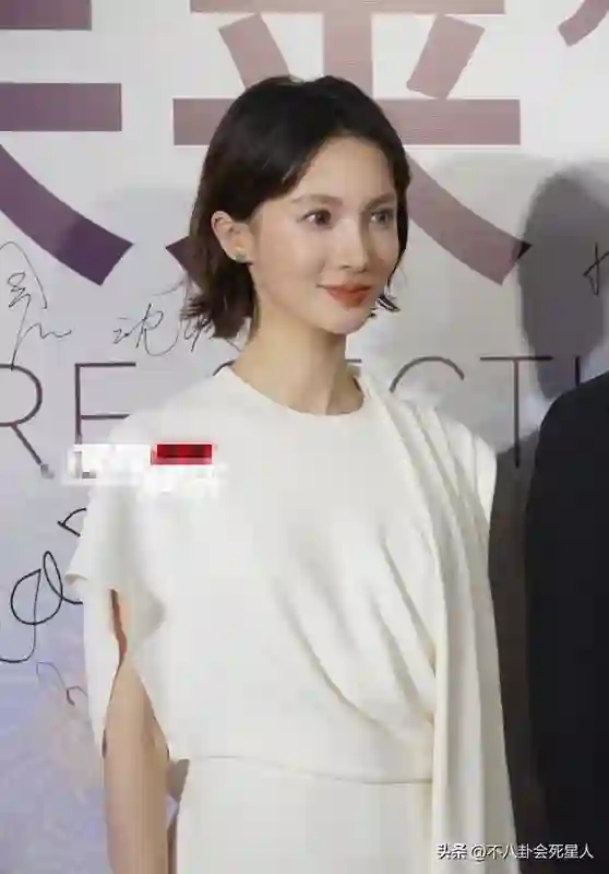 北影节红毯林志玲脸僵眼睛小，孙俪土气金晨灵动，杨紫打了翻身仗