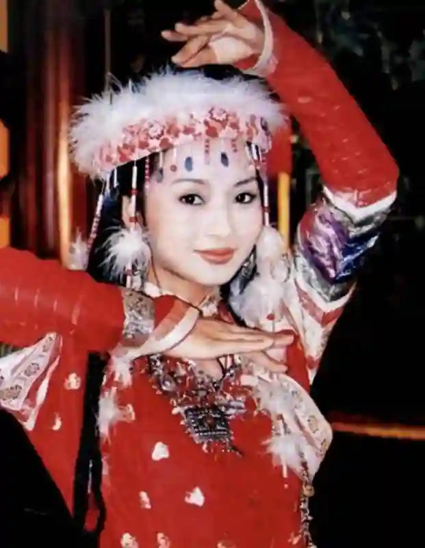 25岁香消玉殒！《还珠》最美香妃去世24年：父亲哥哥随她而去，只剩他年年扫墓