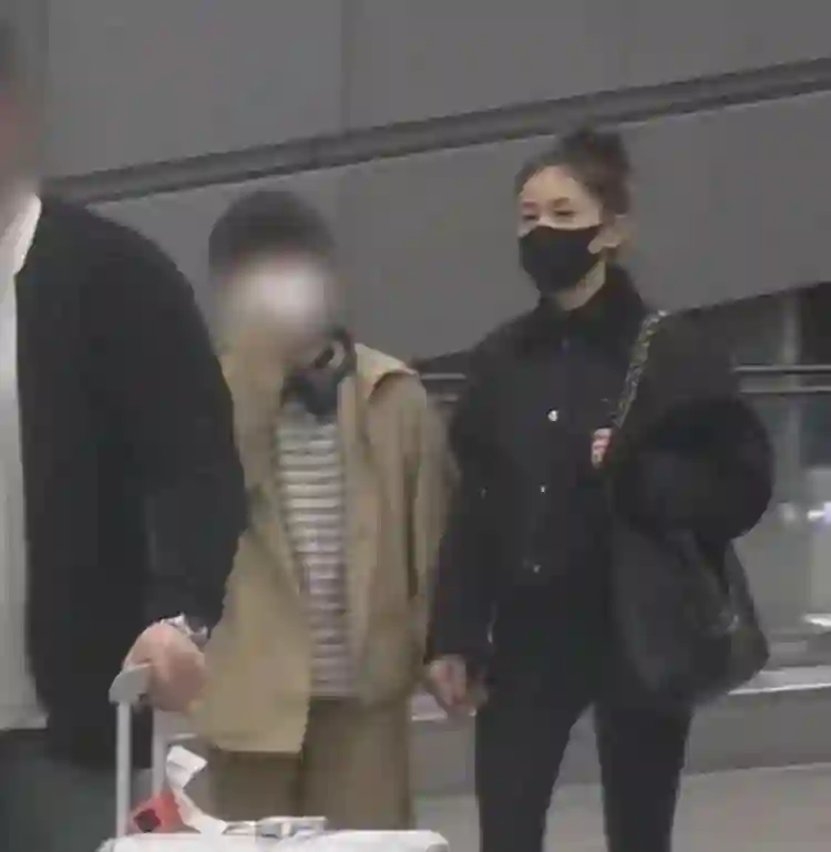 38岁王子文携儿子逛街被偶遇，12岁豆芽身高都快超妈妈了