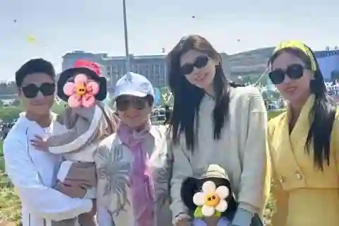 奚梦瑶和老公过二人世界！五一假期巴黎旅游，何猷君搂着高大的她