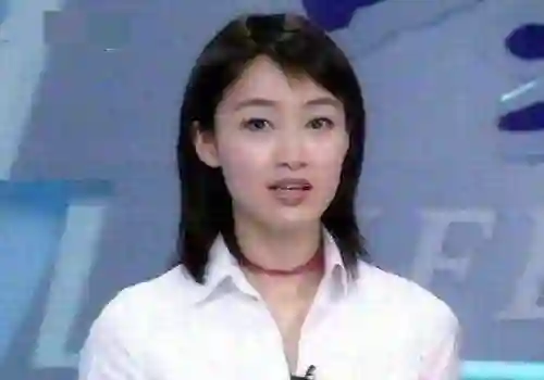 她24岁主持春晚，传两个男人为她离婚，如今49岁被宠成了公主