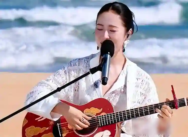 被称为“顶级绿茶”，出道26年争议不断，如今 42岁看着却像 24岁