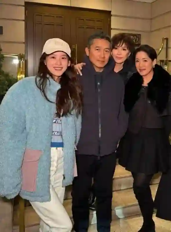 章泽天现身深圳湾，五官精致眼神清纯，素颜出镜少女十足