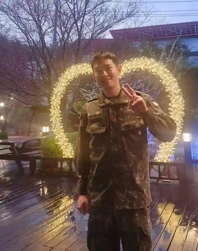孔晓振老公退伍后日常曝光！夫妻合拍人生四格甜蜜贴贴，恩爱氛围拉满