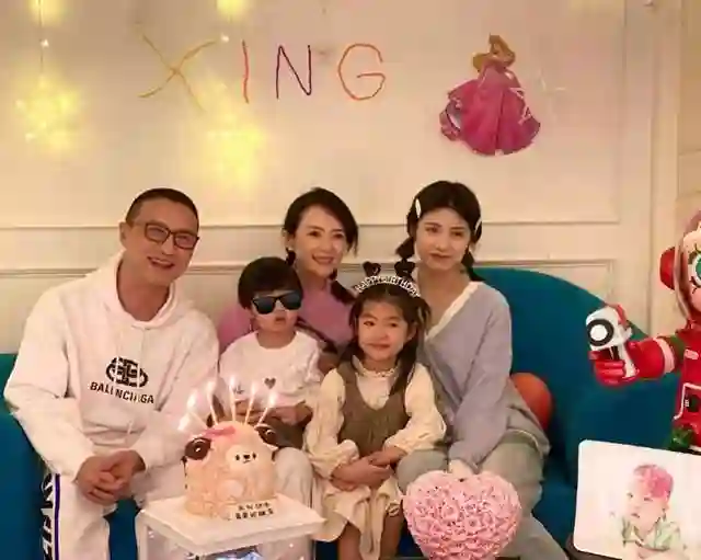 章子怡汪峰离婚后仨儿女首同框，一起看剧，醒醒兰花指抢镜好淑女