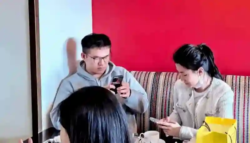 31岁乔欣嫁豪门后状态绝了，穿浅紫色碎花裙温柔有气质，脸圆了旺夫相明显