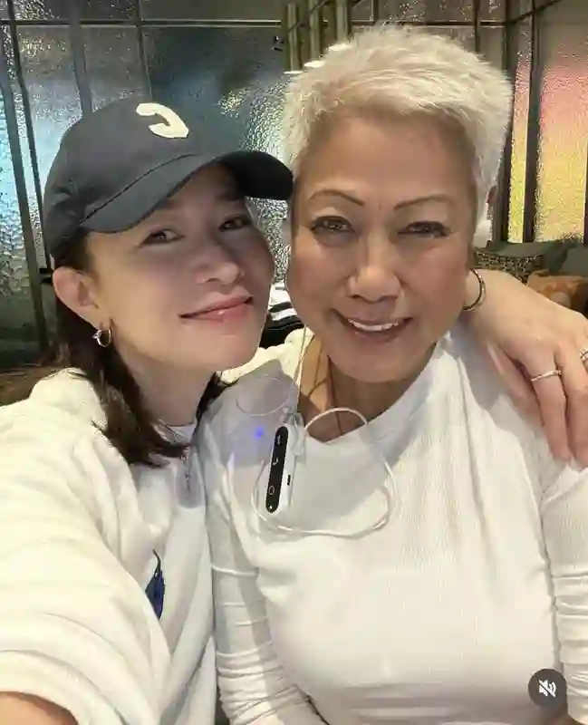 佘诗曼妈妈在家宴请众星，头发全白瘦了一圈，仍下厨做一桌家常菜
