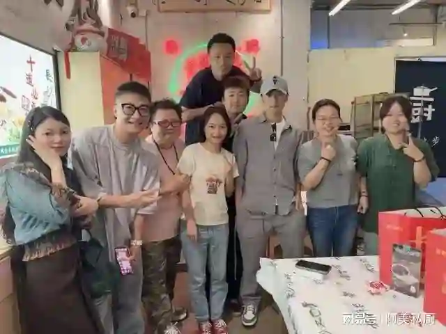 谢霆锋和王菲蜜月结束，现身长沙吃平价排档，整个人状态好到爆！