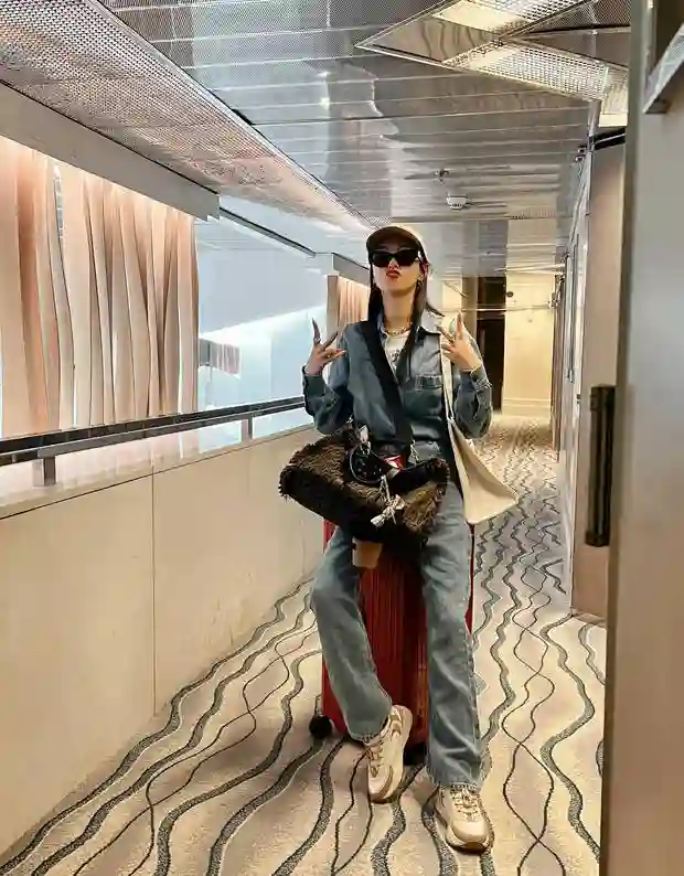 唐嫣晒抹胸长裙美照，墨镜遮面大波浪尽显御姐气质
