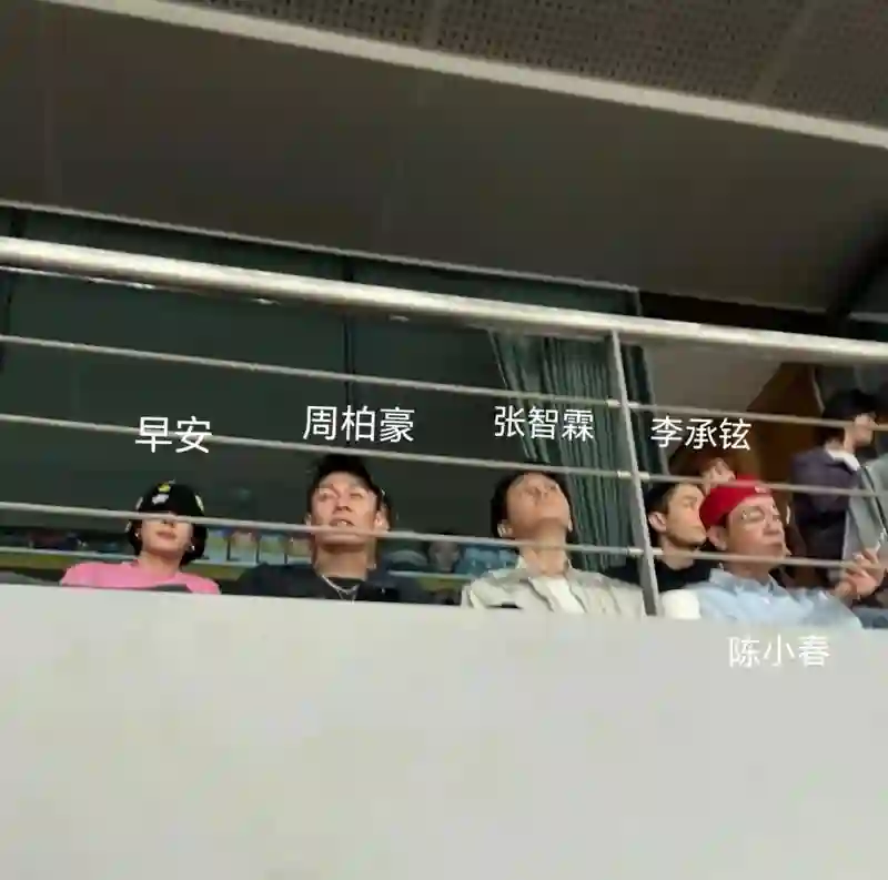 李小璐带女儿看侃爷演唱会，13岁甜馨穿豹纹吊带，母女都是夜店风