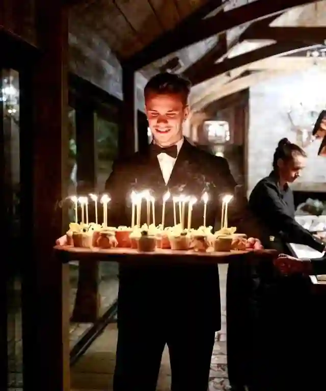 贝克汉姆50岁生日大儿子又缺席，小七穿妈妈同款礼服变瘦变淑女了