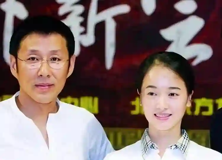 48岁左小青现状：现身香港，素颜皮肤嫩到发光，如今单身不谈恋爱