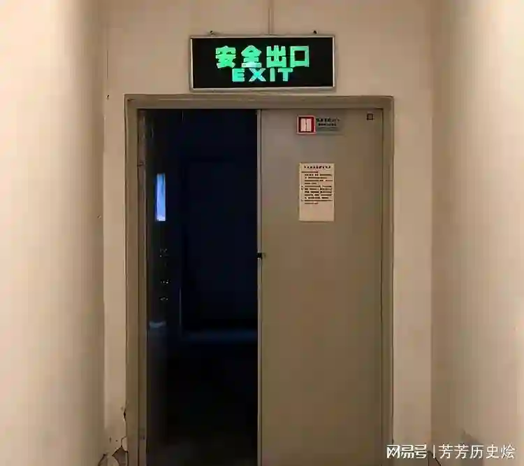 曾被誉为“央视最美主持人”，因推错一扇门意外离世，终年33岁
