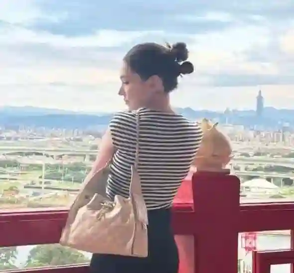 40岁许玮甯晒度假照，包包遮肚子，屁股变大胯宽孕味十足