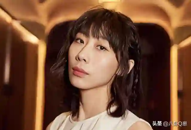 两年婚姻一年出轨，将前夫当小丑，“一尿”成名的她凭啥三封天后