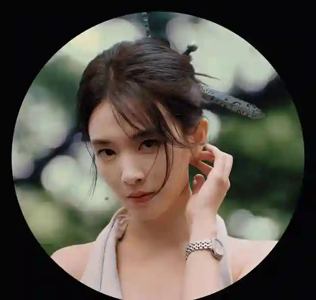 陈昊宇挂脖吊带造型惊艳，白色发钗加持尽显古韵风情