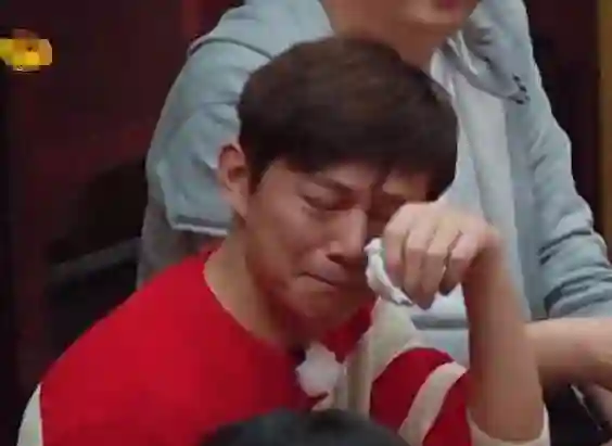 这一次，看到何炅在央视回应质疑，才懂他的“真本事”在哪？